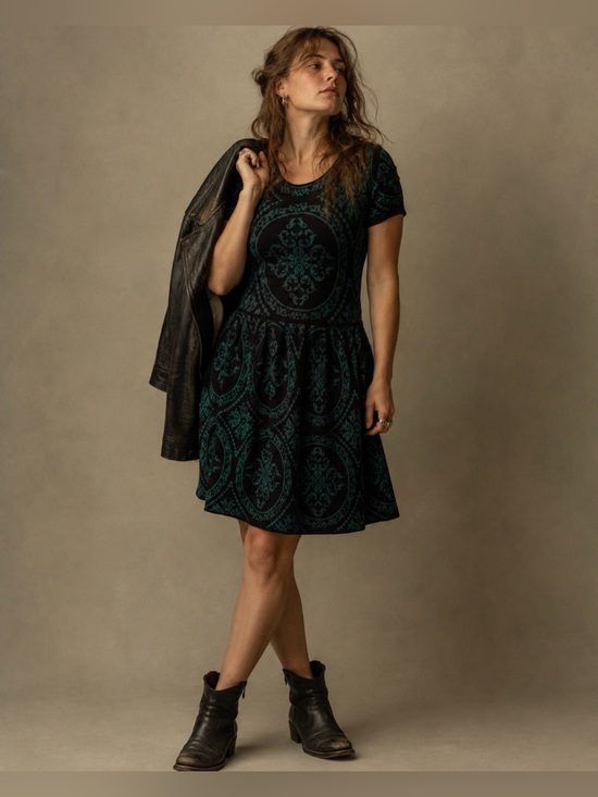 Romeo & Juliet Couture Dresses & Skirts - Romeo & Juliet Couture Black and Green Brocade Knit Dress